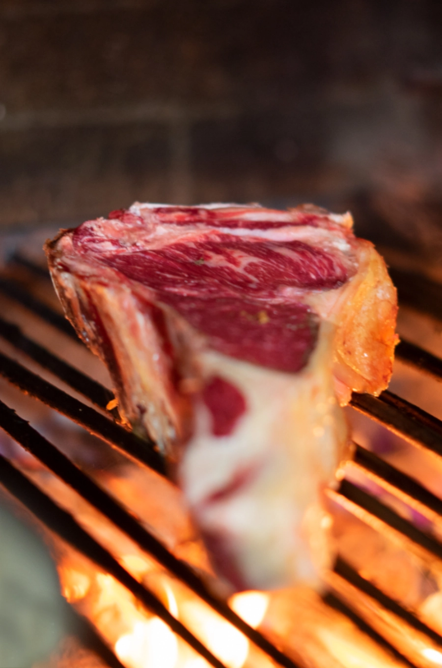 chuleton crudo sobre una parrilla