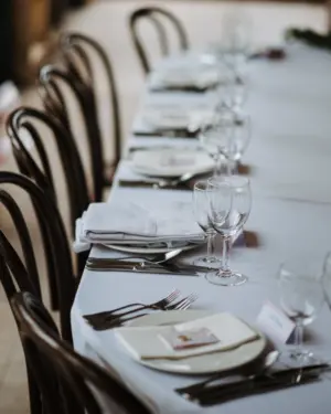 mesa con mantel blanco