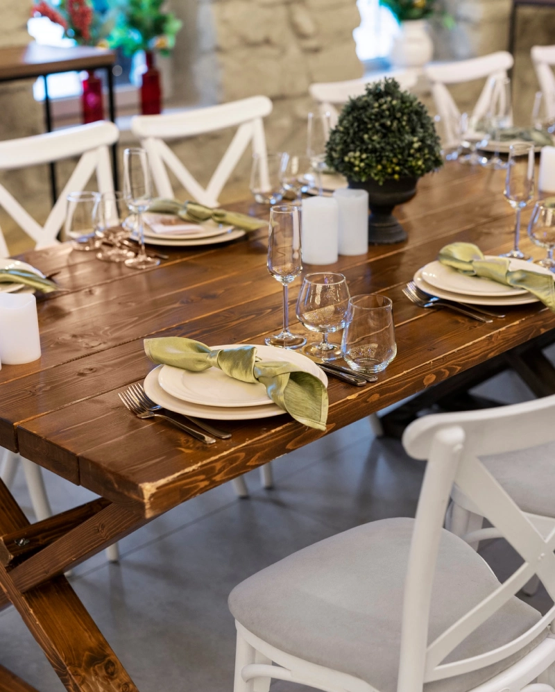 mesa y sillas de madera de asador