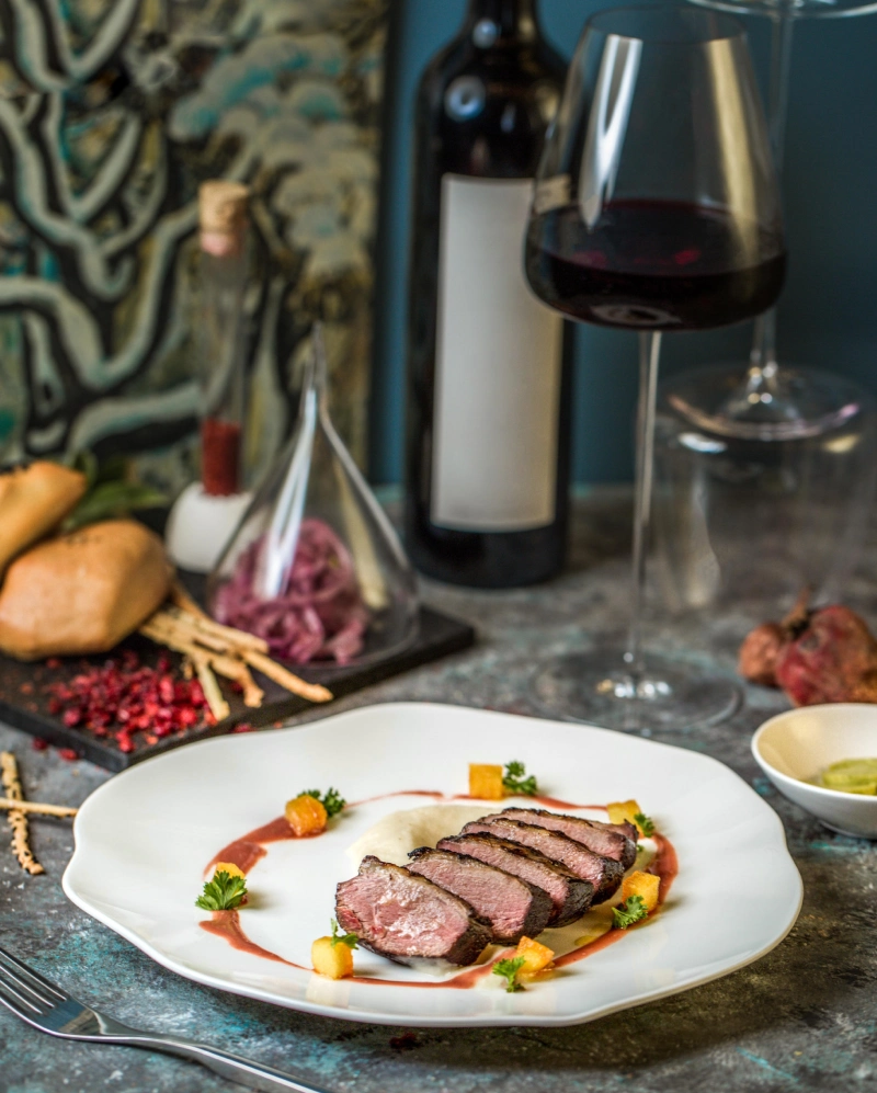 plato con solomillo y copa de vino