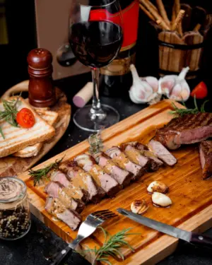 tabla con comida asada y salsa