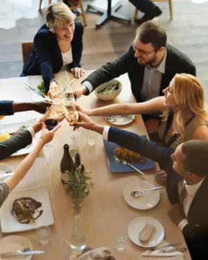 trabajadores brindando con copas