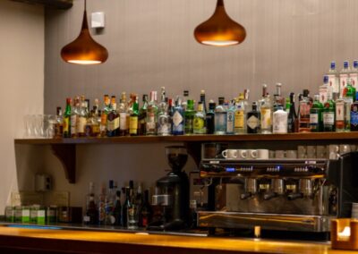 barra de bar con botellas