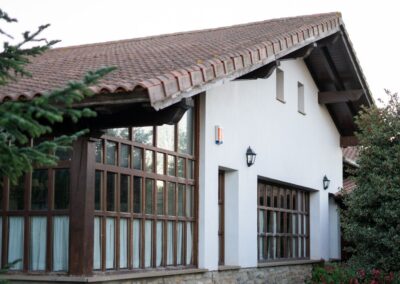 fachada blanca del restaurante mutiloa