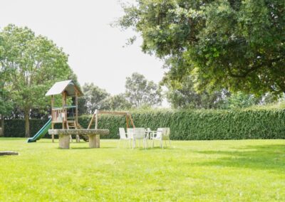 jardin con columpios del asador