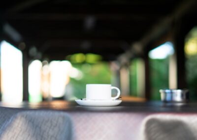 taza de cafe encima de una mesa del asador