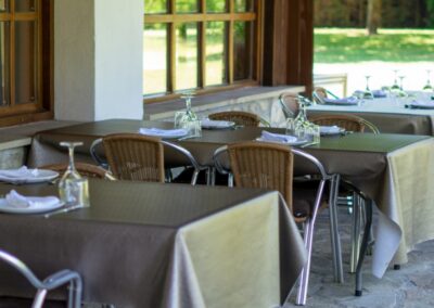 terraza con mesas del restaurante